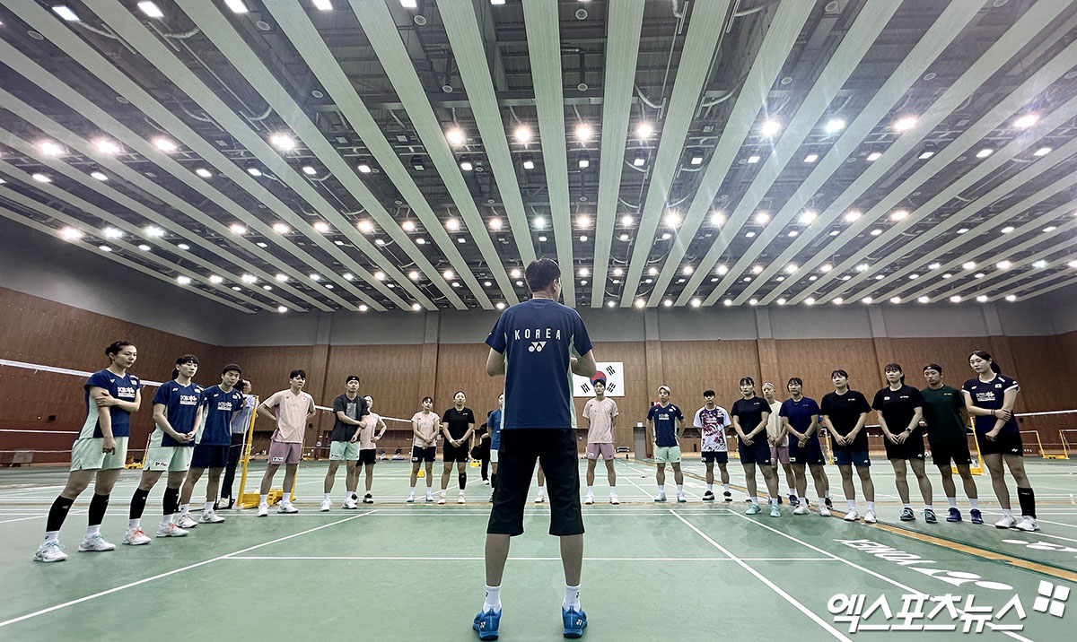 17일 오전 충북 대한체육회 진천국가대표선수촌에서 열린 배드민턴 국가대표팀 미디어데이, 훈련 전 박주봉 감독이 선수단과 미팅을 갖고 있다. 진천, 김한준 기자