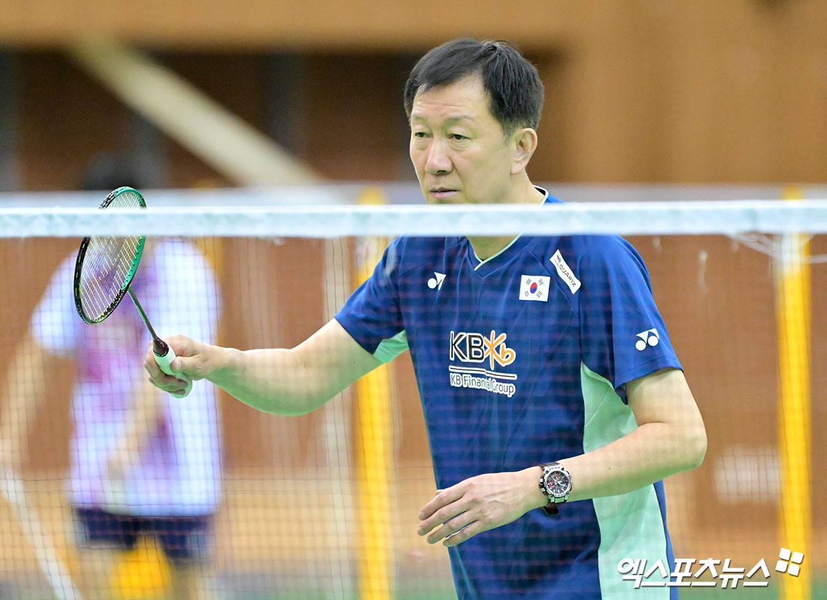 17일 오전 충북 대한체육회 진천국가대표선수촌에서 열린 배드민턴 국가대표팀 미디어데이, 박주봉 감독이 선수들의 훈련을 도와주고 있다. 진천, 김한준 기자