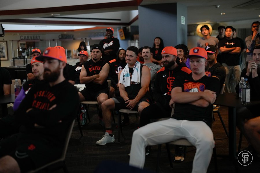 트레이드를 통해 샌프란시스코 자이언츠에 합류한 라파엘 데버스가 3번 타자-지명타자로 이적 첫 경기에 나선다. 그는 이날 경기를 앞두고 기자회견에 나섰다. 샌프란시스코 자이언츠 SNS