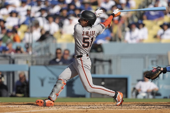 샌프란시스코 자이언츠 이정후가 16일 다저스타디움에서 열린 2025 미국 메이저리그 LA 다저스와의 원정 경기에서 경기를 뒤집는 역전 2타점 3루타를 터트렸다. 연합뉴스