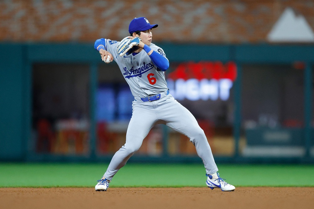 LA 다저스 김혜성이 올해 미국 메이저리그 정규시즌 경기에 출전해 수비에 임하고 있다. 김혜성은 18일 샌디에이고 파드리스전 선발 라인업에 들지 못하며 최근 3경기 연속 선발 제외를 겪게 됐다. AFP 연합뉴스