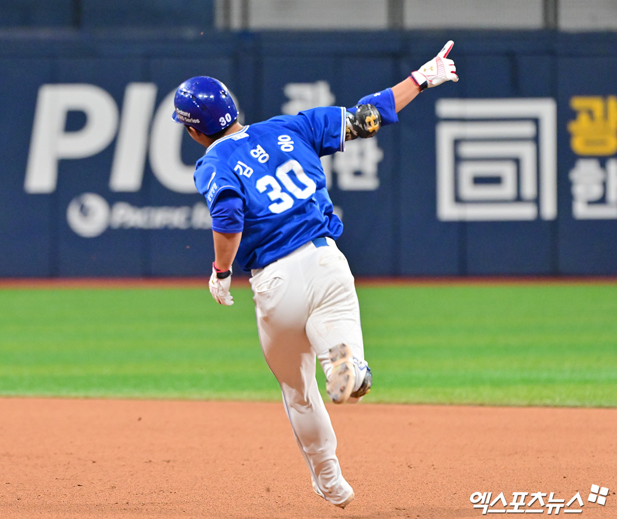 20일 오후 서울 구로구 고척스카이돔에서 열린 '2025 신한 SOL Bank KBO리그' 삼성 라이온즈와 키움 히어로즈의 경기, 9회초 1사 삼성 김영웅이 솔로 홈런을 날리고 있다. 엑스포츠뉴스 DB