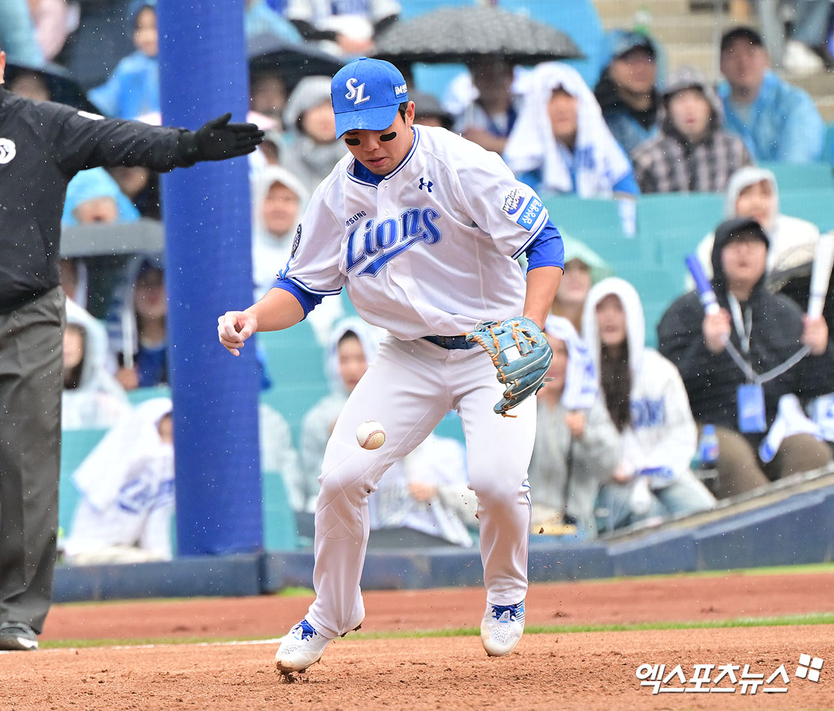 5일 오후 대구삼성라이온즈파크에서 열린 '2025 신한 SOL Bank KBO리그' 한화 이글스와 삼성 라이온즈의 경기, 3회초 2사 1루 삼성 김영웅이 한화 김태연의 타구를 놓치고 있다. 엑스포츠뉴스 DB