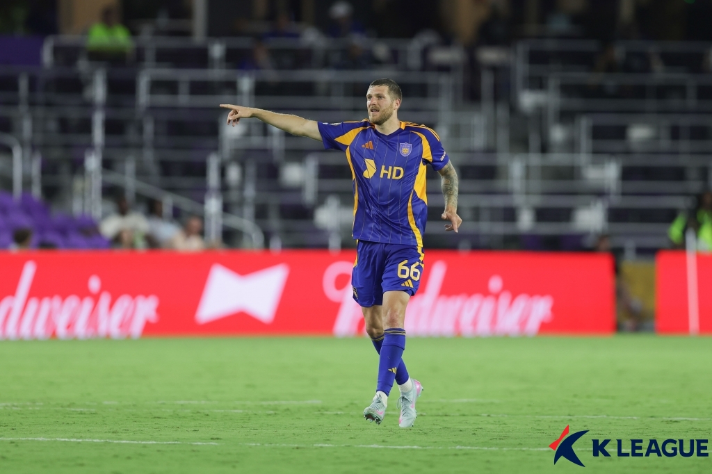 김판곤 감독이 이끄는 울산HD는 18일 미국 올랜도에 위치한 올랜도 스타디움에서 열린 마멜로디 선다운스와의 2025 FIFA 클럽월드컵 조별리그 F조 1차전서 0-1로 패했다. 전반 36분 이크람 레이너스에게 선제골을 내준 울산은 좀처럼 득점 기회를 살리지 못하며 첫 경기를 패배로 마쳤다. K리그1 3연패를 이룩했던 울산은 브라질 플루미넨시, 독일 보루시아 도르트문트와의 대결을 앞두고 있다. 세계 최고의 클럽들이 모이는 클럽월드컵에서 1승도 거두지 못하고 돌아올 가능성이 커졌다. 한국프로축구연맹