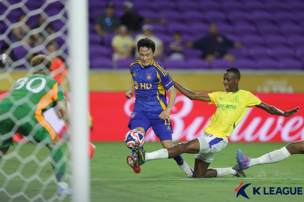 김판곤 감독이 이끄는 울산HD는 18일 미국 올랜도에 위치한 올랜도 스타디움에서 열린 마멜로디 선다운스와의 2025 FIFA 클럽월드컵 조별리그 F조 1차전서 0-1로 패했다. 전반 36분 이크람 레이너스에게 선제골을 내준 울산은 좀처럼 득점 기회를 살리지 못하며 첫 경기를 패배로 마쳤다. K리그1 3연패를 이룩했던 울산은 브라질 플루미넨시, 독일 보루시아 도르트문트와의 대결을 앞두고 있다. 세계 최고의 클럽들이 모이는 클럽월드컵에서 1승도 거두지 못하고 돌아올 가능성이 커졌다. 한국프로축구연맹