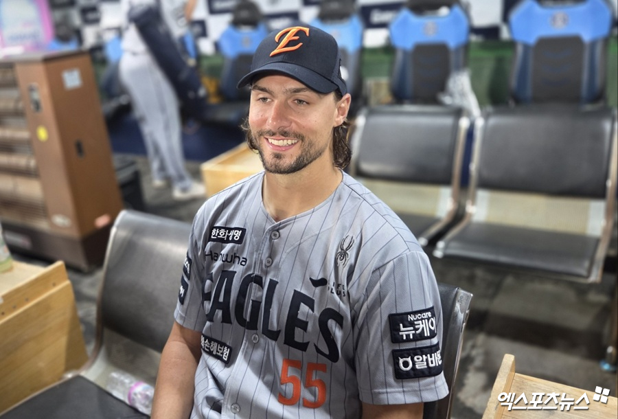 한화 이글스 외국인 투수 라이언 와이스가 17일 부산 사직야구장에서 열린 '2025 신한 SOL Bank KBO리그' 롯데 자이언츠와의 팀 간 8차전에 선발등판, 8이닝 무실점으로 승리투수가 됐다. 사진 엑스포츠뉴스