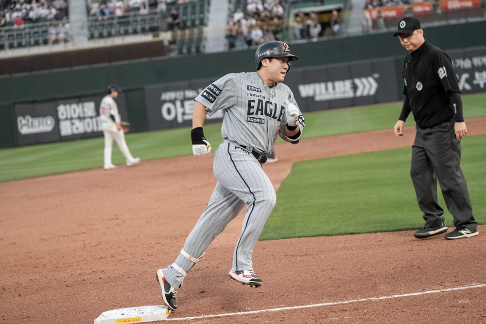 한화 이글스 베테랑 내야수 안치홍이 지난 17일 부산 사직야구장에서 열린 2025 신한 SOL Bank KBO리그 롯데 자이언츠와의 팀 간 8차전부터 안경을 착용하고 경기에 나서고 있다. 사진 한화 이글스