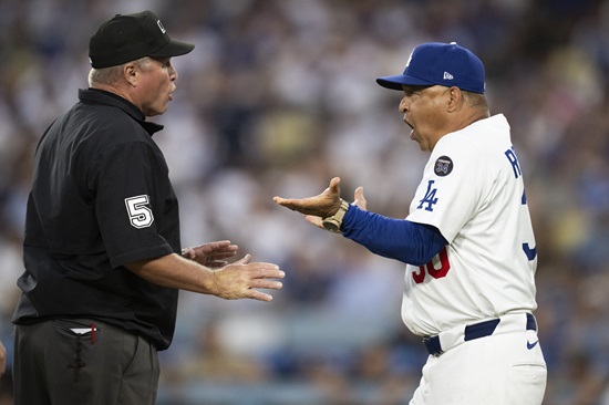 데이브 로버츠 LA 다저스 감독이 오타니 쇼헤이의 몸에 맞는 볼에 대해 항의하다가 심판으로부터 퇴장 명령을 받았다. 연합뉴스