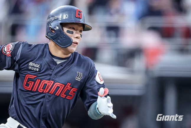 롯데 자이언츠 외야수 장두성이 지난 12일 수원 KT 위즈전에서 당한 부상 여파로 현재 1군 엔트리에서 빠져 있다. 사진 롯데 자이언츠