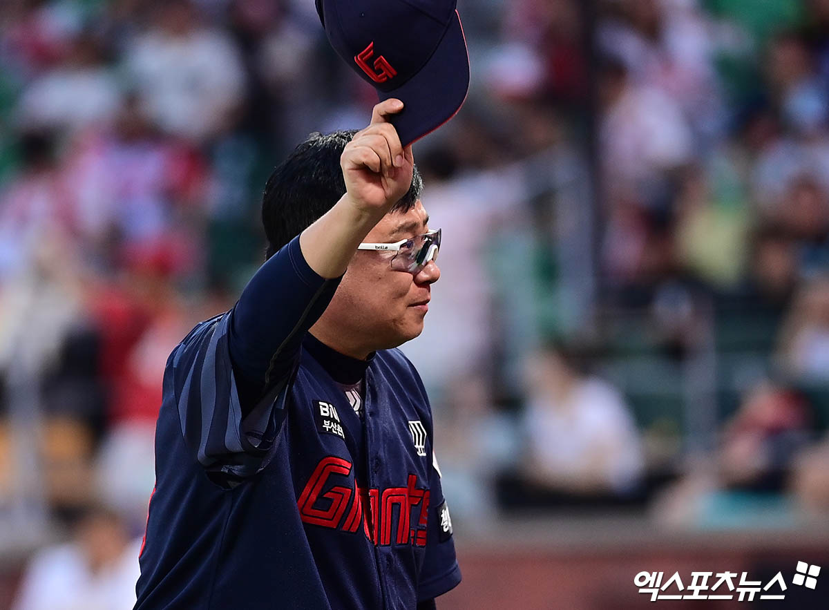 김태형 감독이 이끄는 롯데 자이언츠가 18일 부산 사직야구장에서 열리는 2025 신한 SOL Bank KBO리그 한화 이글스와 팀 간 9차전에서 연패 탈출에 도전한다. 사진 엑스포츠뉴스 DB