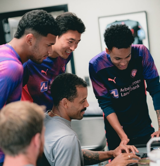 미트윌란이 17일(한국시간) 공식적으로 2025-2026시즌 3F 수페르리가 개막을 위한 프리시즌 훈련을 시작했다. 조규성은 18일 오전 출근하는 모습이 포착되면서 본격적으로 복귀 시동을 걸 것으로 기대를 모으고 있다. 미트윌란 SNS