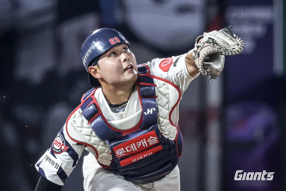 롯데 자이언츠 고졸 루키 포수 박재엽이 18일 부산 사직야구장에서 열린 2025 신한 SOL Bank KBO리그 한화 이글스와의 팀 간 9차전에서 프로 데뷔 첫 홈런을 터뜨리고 팀 연패 탈출을 이끌었다. 사진 롯데 자이언츠 