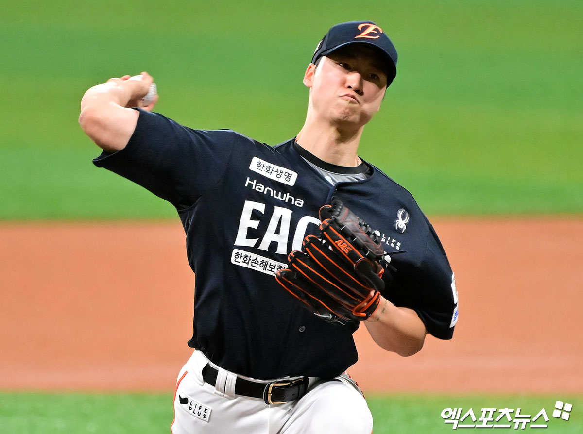 한화 이글스 강속구 사이드암 엄상백이 18일 부산 사직야구장에서 열린 2025 신한 SOL Bank KBO리그 롯데 자이언츠와의 팀 간 9차전에 선발등판, 3.2이닝 6실점(5자책)으로 패전투수가 됐다. 사진 엑스포츠뉴스 DB