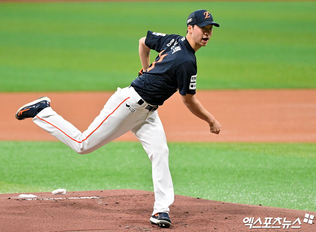 한화 이글스 강속구 사이드암 엄상백이 18일 부산 사직야구장에서 열린 2025 신한 SOL Bank KBO리그 롯데 자이언츠와의 팀 간 9차전에 선발등판, 3.2이닝 6실점(5자책)으로 패전투수가 됐다. 사진 엑스포츠뉴스 DB
