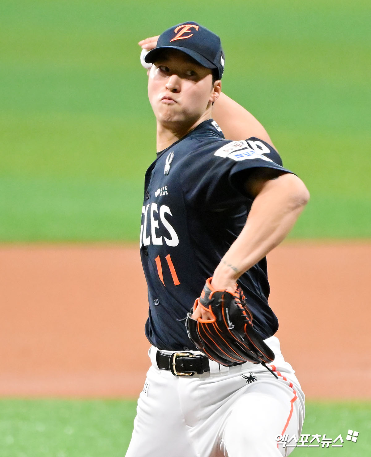 한화 이글스 강속구 사이드암 엄상백이 18일 부산 사직야구장에서 열린 2025 신한 SOL Bank KBO리그 롯데 자이언츠와의 팀 간 9차전에 선발등판, 3.2이닝 6실점(5자책)으로 패전투수가 됐다. 사진 엑스포츠뉴스 DB