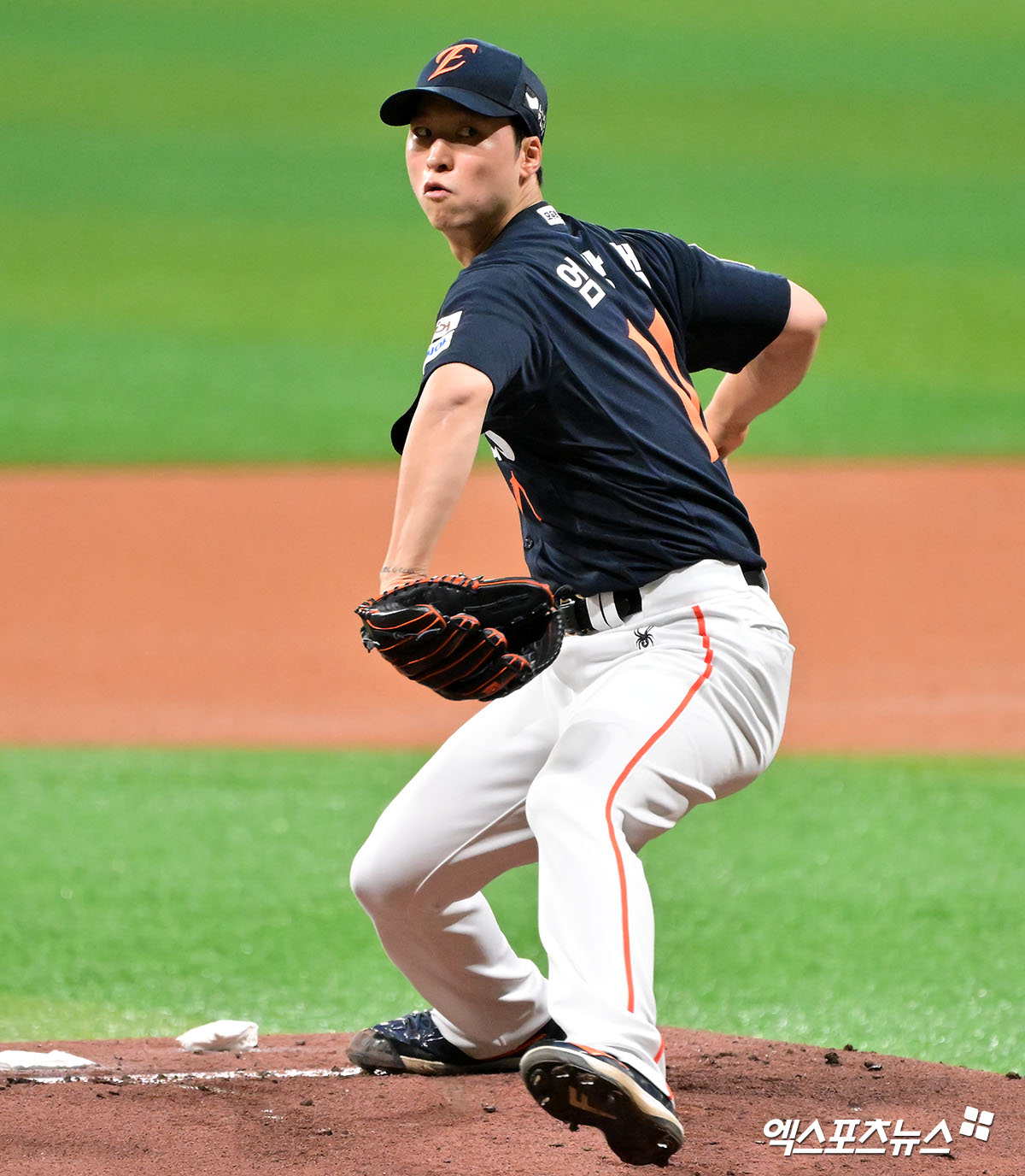 한화 이글스 강속구 사이드암 엄상백이 18일 부산 사직야구장에서 열린 2025 신한 SOL Bank KBO리그 롯데 자이언츠와의 팀 간 9차전에 선발등판, 3.2이닝 6실점(5자책)으로 패전투수가 됐다. 사진 엑스포츠뉴스 DB