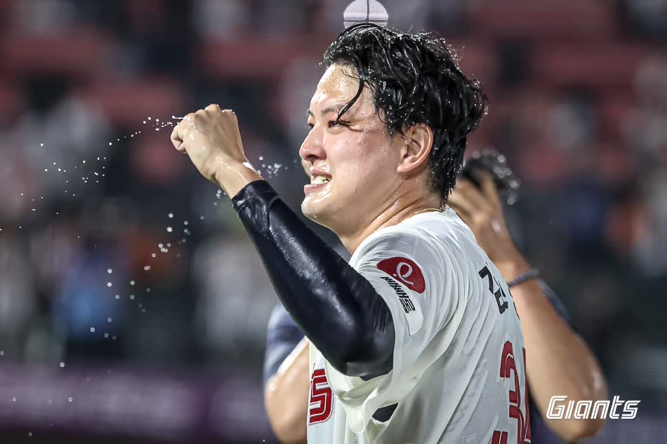 롯데 자이언츠 마무리 투수 김원중이 18일 부산 사직야구장에서 열린 2025 신한 SOL Bank KBO리그 한화 이글스와의 팀 간 9차전에서 KBO리그 역대 11번째 150세이브 고지를 밟았다. 사진 롯데 자이언츠