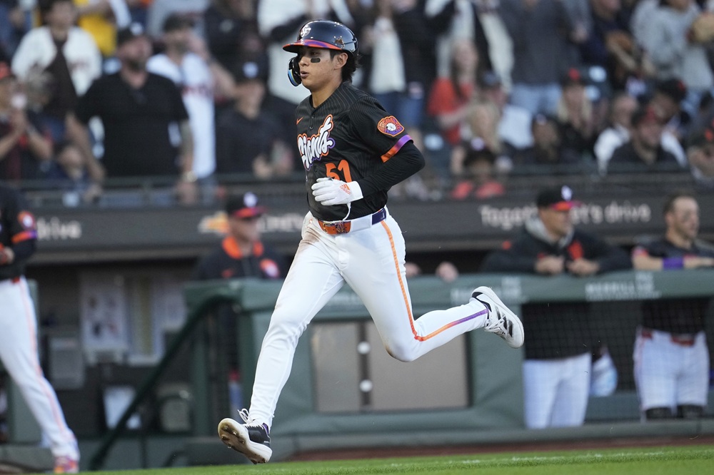 샌프란시스코 자이언츠 이정후가 올해 미국 메이저리그 경기에 출전해 주루하고 있다. 이정후는 19일 클리블랜드 가디언스전에서 빅리그 데뷔 후 처음으로 6번 타자로 선발 출전한다. AP 연합뉴스