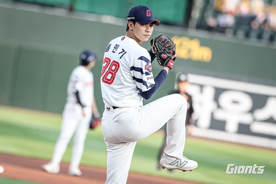 롯데 자이언츠 좌완 파이어볼러 유망주 홍민기가 18일 부산 사직야구장에서 열린 2025 신한 SOL Bank KBO리그 한화 이글스와의 팀 간 9차전에 선발등판, 4이닝 1실점 호투로 팀 연패 탈출에 힘을 보탰다. 사진 롯데 자이언츠