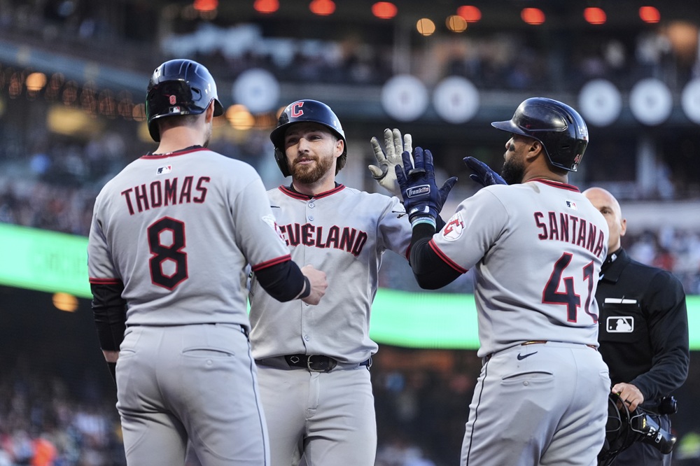 가운데에 선 클리블랜드 가디언스 다니엘 슈니먼. AP 연합뉴스