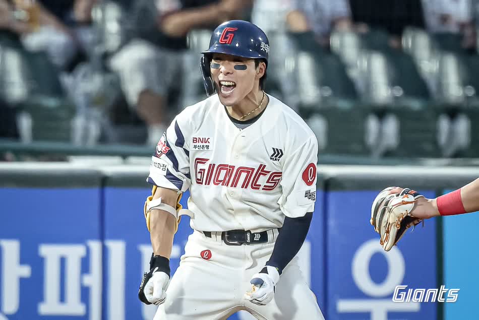 롯데 자이언츠 외야수 김동혁이 18일 부산 사직야구장에서 열린 2025 신한 SOL Bank KBO리그 한화 이글스와의 팀 간 9차전에서 4타수 2안타 2타점을 기록, 팀 6-3 승리에 힘을 보탰다. 사진 롯데 자이언츠