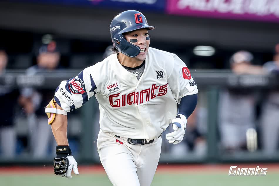 롯데 자이언츠 외야수 김동혁이 18일 부산 사직야구장에서 열린 2025 신한 SOL Bank KBO리그 한화 이글스와의 팀 간 9차전에서 4타수 2안타 2타점을 기록, 팀 6-3 승리에 힘을 보탰다. 사진 롯데 자이언츠