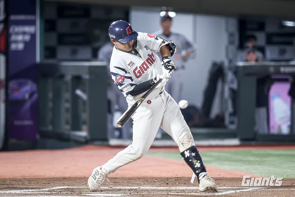 롯데 자이언츠 고졸루키 포수 박재엽이 19일 부산 사직야구장에서 열리는 2025 신한 SOL Bank KBO리그 한화 이글스와 팀 간 10차전에 8번타자 겸 포수로 선발출전 한다. 사진 롯데 자이언츠