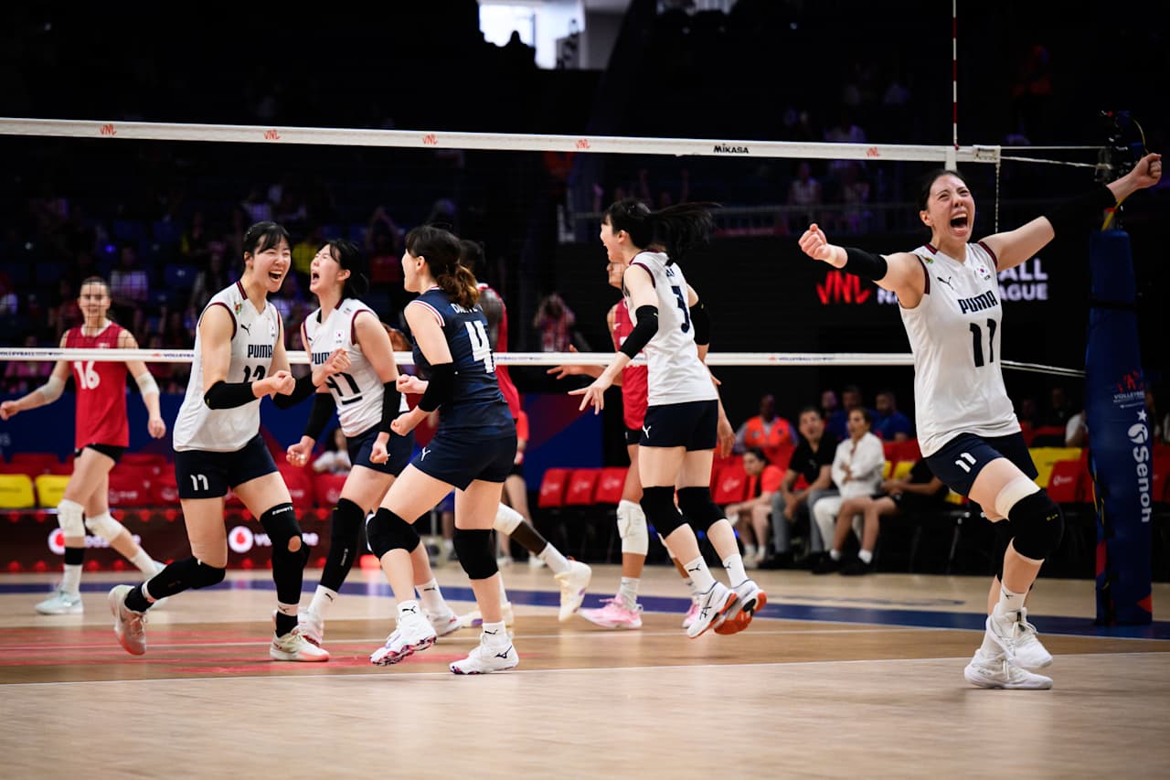 한국 여자배구 대표팀 선수들이 18일 튀르키예 이스탄불에서 열린 2025 FIVB 발리볼네이션스리그 2주차 첫 경기 캐나다전에서 승리한 뒤 기뻐하고 있다. FIVB 공식 홈페이지