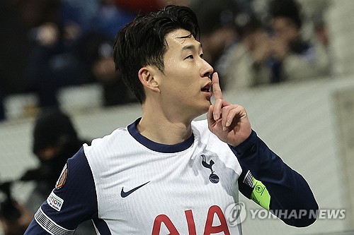 최근 공신력 높은 언론들이 연달아 손흥민의 상황을 다루고 있는 와중에 유럽축구 이적시장 전문가로 알려진 파브리치오 로마노까지 손흥민의 거취와 관련해 입을 열었다. 로마노는 손흥민의 거취가 아직 정해지지는 않았지만, 사우디아라비아 프로리그 구단들이 손흥민에게 강한 관심을 갖고 있는 게 사실이라고 밝혔다. 사진 연합뉴스