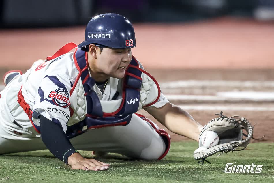 롯데 자이언츠 고졸 루키 포수 박재엽이 19일 부산 사직야구장에서 열린 2025 신한 SOL Bank KBO리그 한화 이글스와의 팀 간 10차전에 8번타자 겸 포수로 선발출전 한다. 사진 롯데 자이언츠