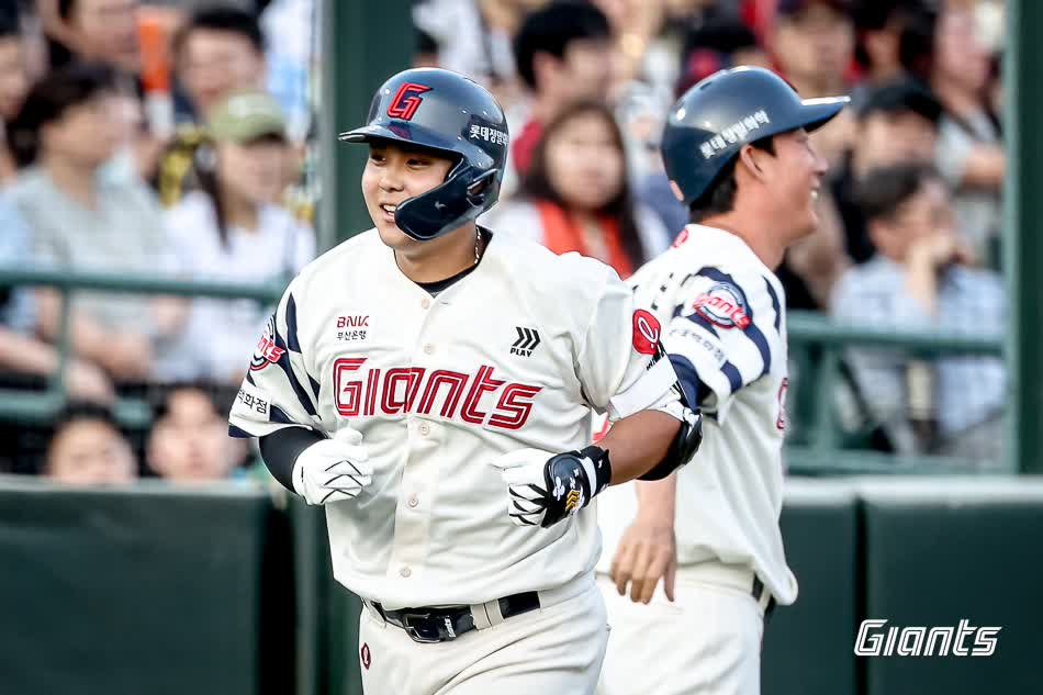 롯데 자이언츠 고졸 루키 포수 박재엽이 19일 부산 사직야구장에서 열린 2025 신한 SOL Bank KBO리그 한화 이글스와의 팀 간 10차전에 8번타자 겸 포수로 선발출전 한다. 사진 롯데 자이언츠