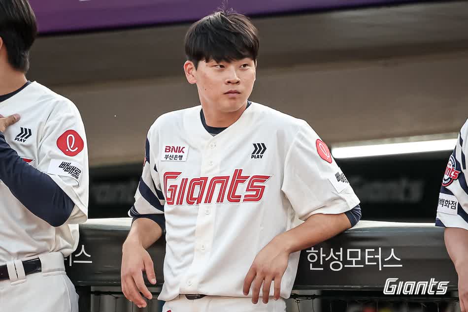 롯데 자이언츠 내야수 박찬형이 19일 부산 사직야구장에서 열린 2025 신한 SOL Bank KBO리그 한화 이글스와의 팀 간 10차전에서 프로 무대 데뷔 첫 안타를 기록했다. 사진 롯데 자이언츠