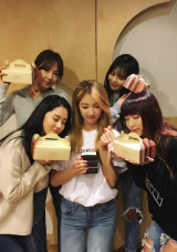"불화설 종결 쾅" 포미닛 현아까지, 한명도 빠짐없이 '인증샷'…16주년 '최고의 리더' [엑's 이슈]