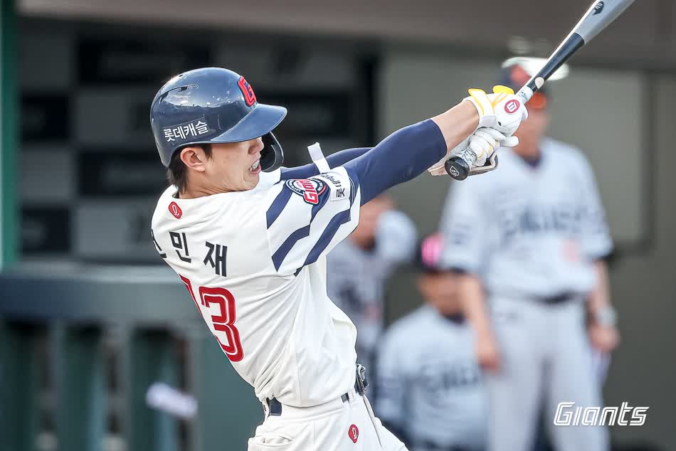 롯데 자이언츠 내야수 전민재가 19일 부산 사직야구장에서 열린 2025 신한 SOL Bank KBO리그 한화 이글스와의 팀 간 10차전에서 4타수 3안타 1타점 1득점을 기록, 팀 승리에 힘을 보탰다. 사진 롯데 자이언츠