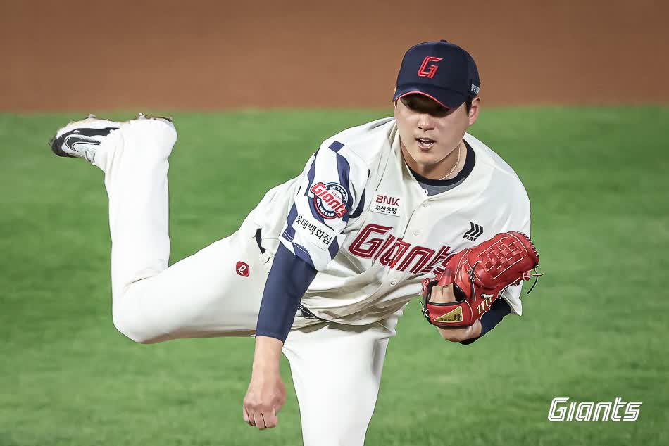 롯데 자이언츠 투수 나균안이 19일 부산 사직야구장에서 열린 2025 신한 SOL Bank KBO리그 한화 이글스와의 팀 간 10차전에 선발등판, 6이닝 4피안타 2볼넷 6탈삼진 무실점으로 승리투수가 됐다. 사진 롯데 자이언츠