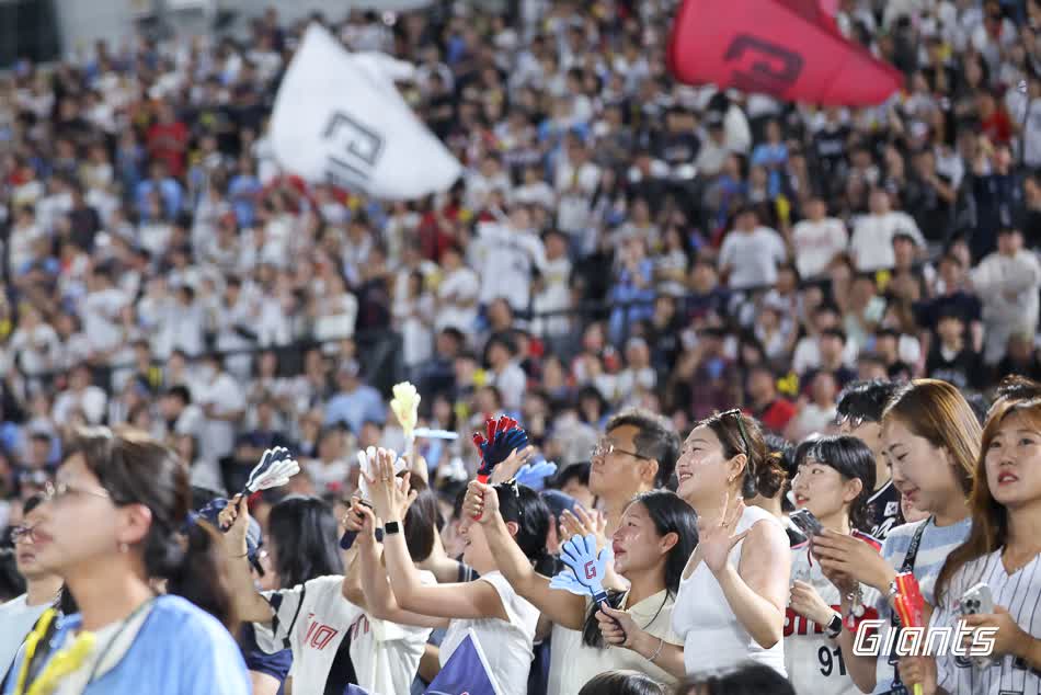 롯데 자이언츠가 6월 19일 한화 이글스전까지 22경기 연속 사직야구장 홈 매진을 기록했다. 앞으로 세 차례 더 연속 매진을 기록할 경우 KBO리그 신기록을 작성한다. 사진 롯데 자이언츠