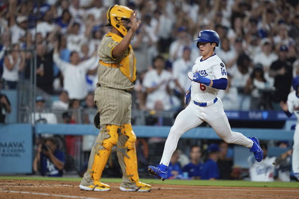 LA 다저스 김혜성이 지난 19일 샌디에이고 파드리스전에 선발 출전해 득점하고 있다. 김혜성은 20일 샌디에이고전에 9번 중견수로 선발 출전한다. AP 연합뉴스