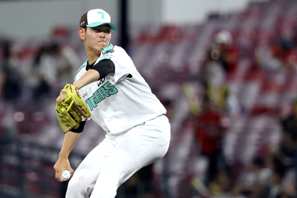 19일 오후 광주-KIA챔피언스필드에서 열린 '2025 신한 SOL Bank KBO리그' KT 위즈와 KIA 타이거즈의 경기, KIA가 5:0으로 승리했다. 성영탁은 2이닝 무피안타 무사사구 2탈삼진 무실점으로 데뷔 후 연속 이닝 무실점 기록을 늘리면서 구단 최다 기록을 경신했다. KIA 타이거즈