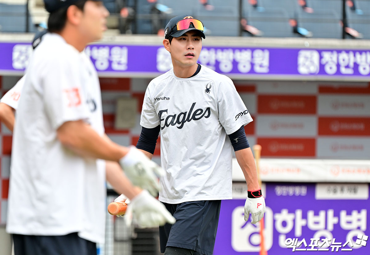 14일 오후 대전 한화생명 볼파크에서 열리는 '2025 신한 SOL Bank KBO리그' LG 트윈스와 한화 이글스의 경기, 한화 심우준이 훈련에 임하고 있다. 엑스포츠뉴스DB