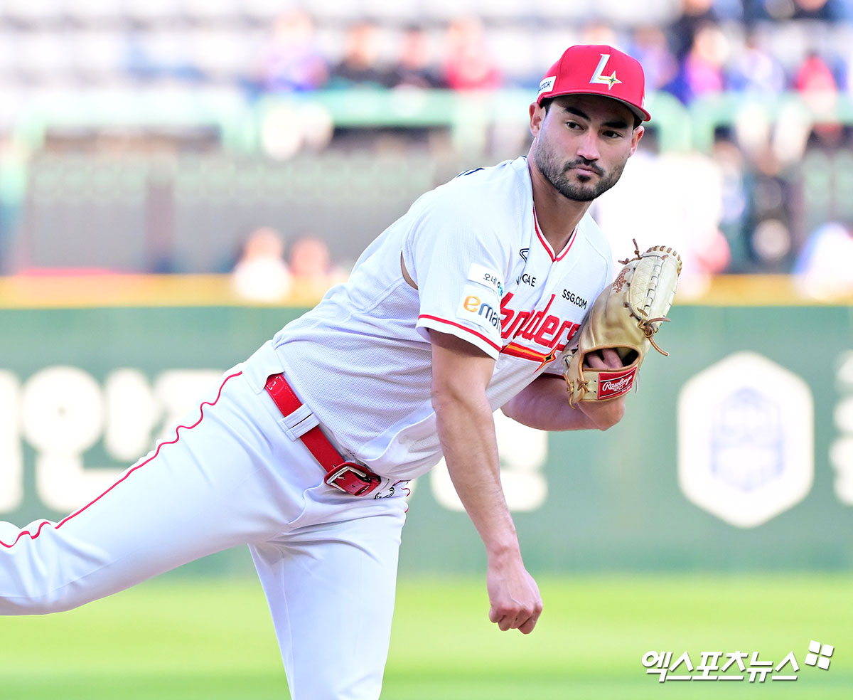 29일 오후 인천SSG랜더스필드에서 열린 '2025 신한 SOL Bank KBO리그' 삼성 라이온즈와 SSG 랜더스의 경기, 1회초 SSG 선발투수 화이트가 공을 힘차게 던지고 있다. 엑스포츠뉴스 DB