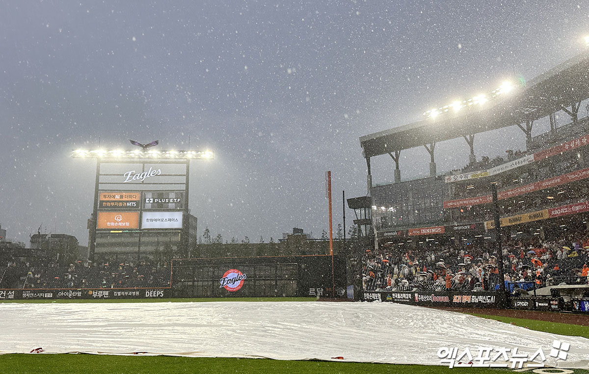 15일 오후 대전 한화생명 볼파크에서 열린 '2025 신한 SOL Bank KBO리그' LG 트윈스와 한화 이글스의 경기, 5회말 1사 2루 한화 채은성 타석때 갑작스럽게 비가 내리며 우천 중단되었다. 엑스포츠뉴스DB