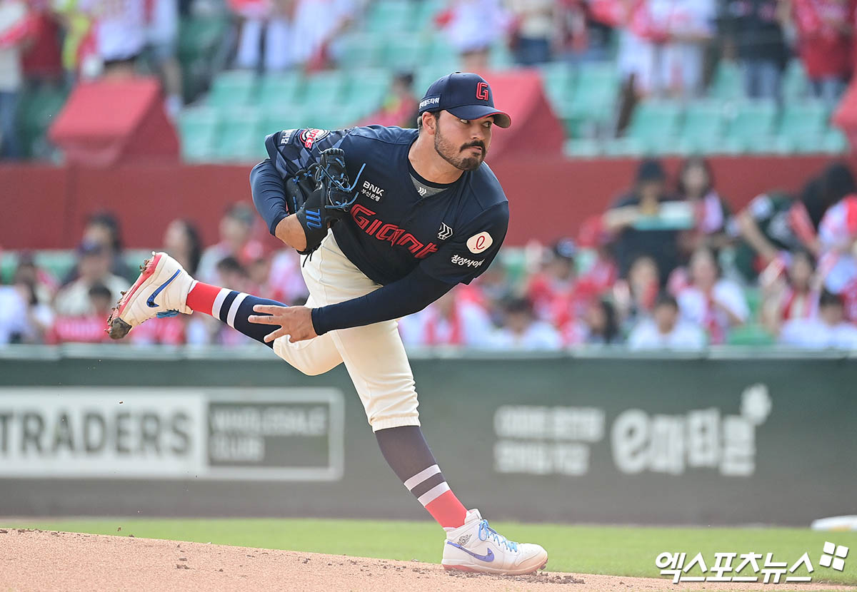 롯데 자이언츠 선발투수 알렉 감보아가 올해 정규시즌 경기에 선발 등판해 투구하고 있다. 엑스포츠뉴스 DB