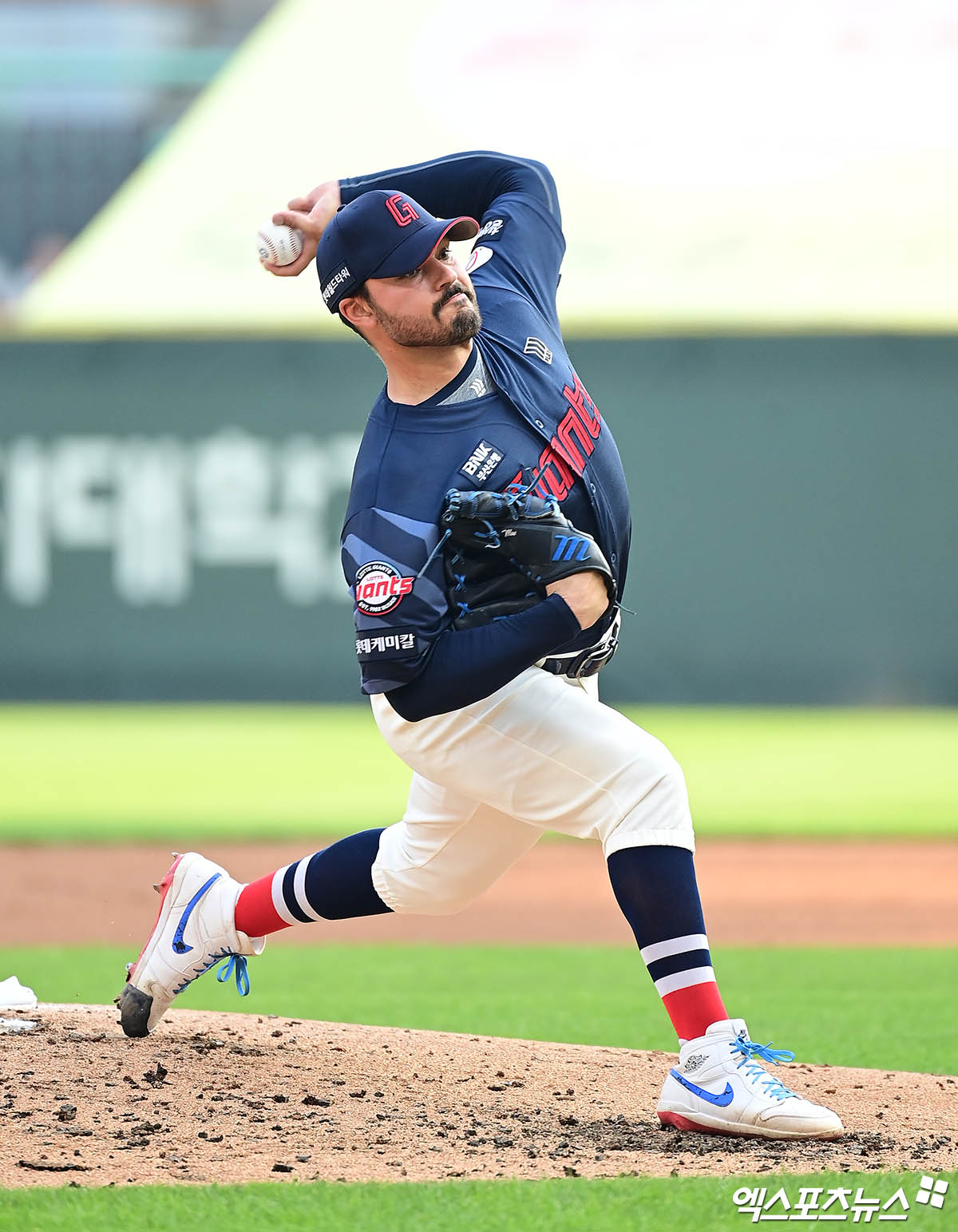 롯데 자이언츠 선발투수 알렉 감보아가 올해 정규시즌 경기에 선발 등판해 투구하고 있다. 엑스포츠뉴스 DB