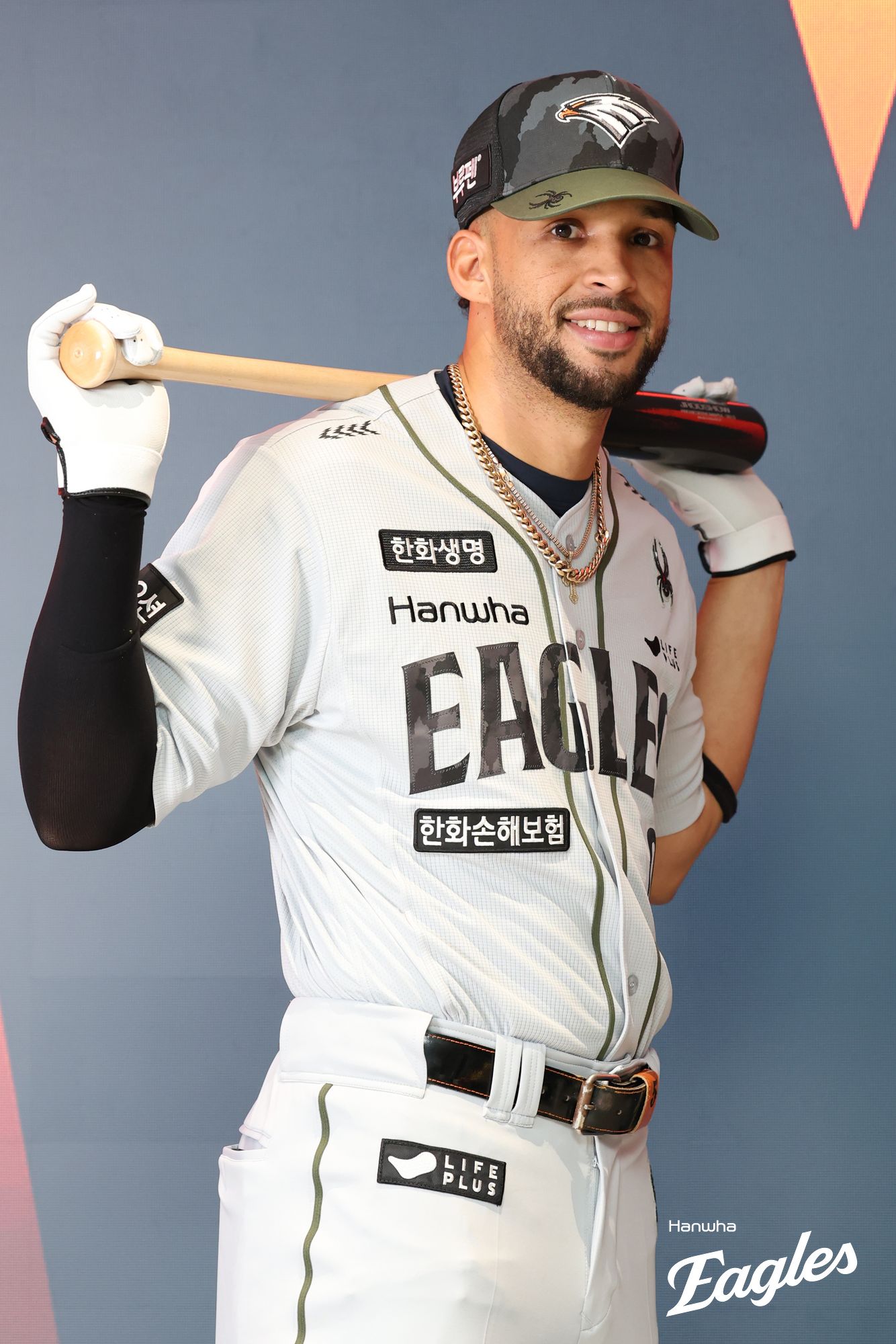 한화는 오른쪽 새끼손가락 견열골절(뼛조각 생성)로 외국인 재활선수 명단에 오른 에스테반 플로리얼의 대체 외국인 선수로 도미니카 공화국 출신의 1995년생 루이스 리베라토를 영입했다. 계약 기간은 6주이며, 계약 규모는 총액 5만 달러다. 한화 이글스