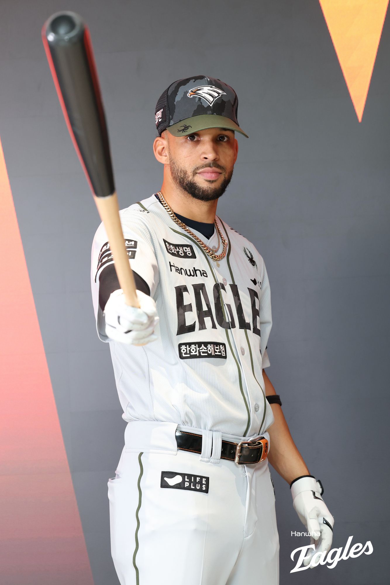 한화는 오른쪽 새끼손가락 견열골절(뼛조각 생성)로 외국인 재활선수 명단에 오른 에스테반 플로리얼의 대체 외국인 선수로 도미니카 공화국 출신의 1995년생 루이스 리베라토를 영입했다. 계약 기간은 6주이며, 계약 규모는 총액 5만 달러다. 한화 이글스