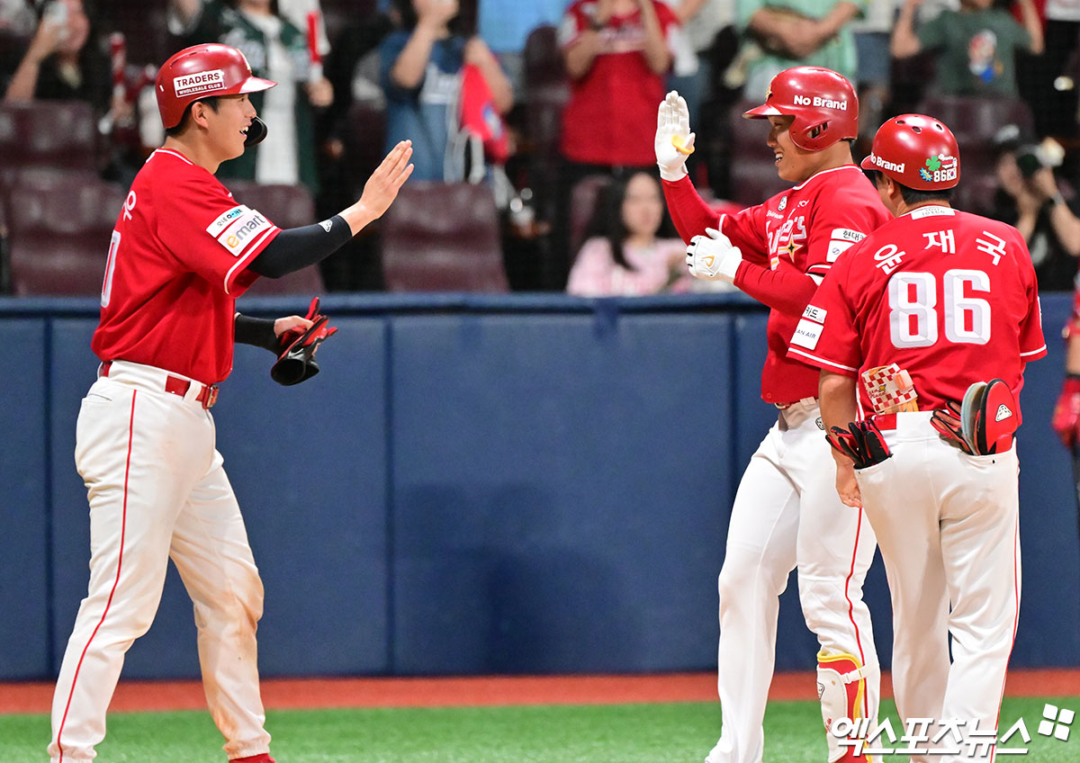 19일 오후 서울 구로구 고척스카이돔에서 열린 '2025 신한 SOL Bank KBO리그' SSG 랜더스와 키움 히어로즈의 경기, 11회초 1사 1루 SSG 석정우가 투런 홈런을 날린 후 기뻐하고 있다. 엑스포츠뉴스 DB