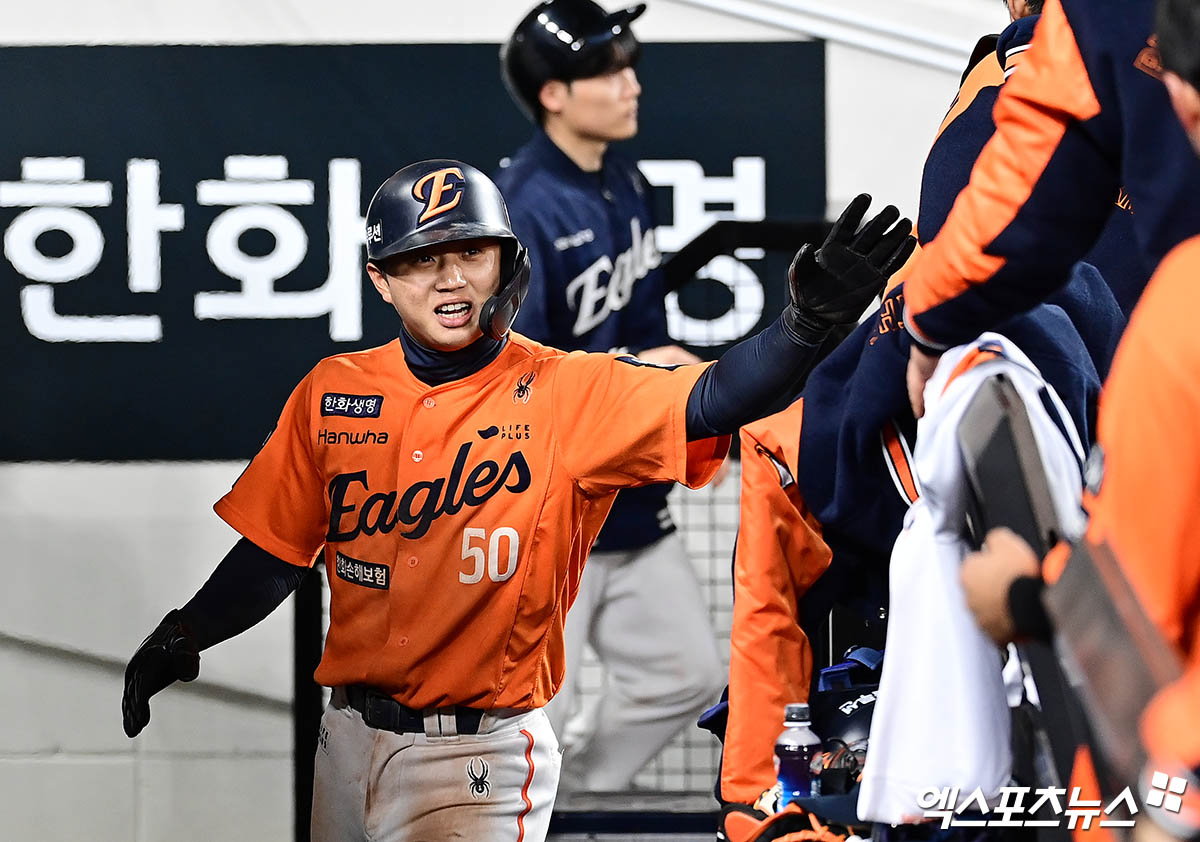 28일 오후 대전한화생명볼파크에서 열린 '2025 신한 SOL Bank KBO리그' 한화 이글스와 KIA 타이거즈의 경기, 7회말 2사 만루 한화 황영묵의 밀어내기 볼넷 때 3루주자 이원석이 동점 득점을 올린 뒤 더그아웃에서 동료들과 하이파이브를 나누고 있다. 엑스포츠뉴스DB