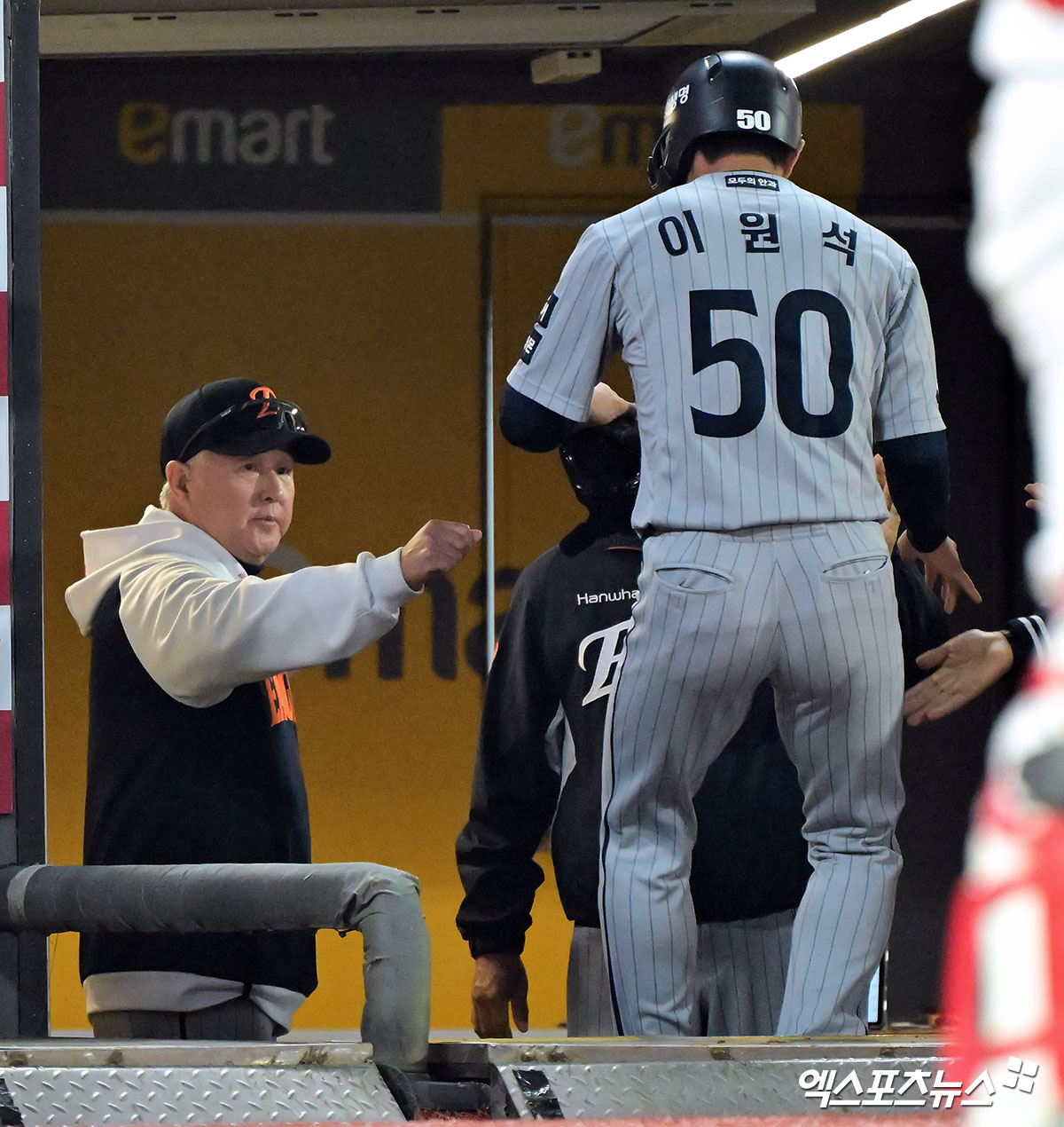 17일 오후 인천SSG랜더스필드에서 열린 '2025 신한 SOL Bank KBO리그' 한화 이글스와 SSG 랜더스의 경기, 7회초 1사 2루 한화 이원석이 최인호의 1타점 2루타때 득점에 성공한 후 김경문 감독의 축하를 받고 있다. 엑스포츠뉴스DB