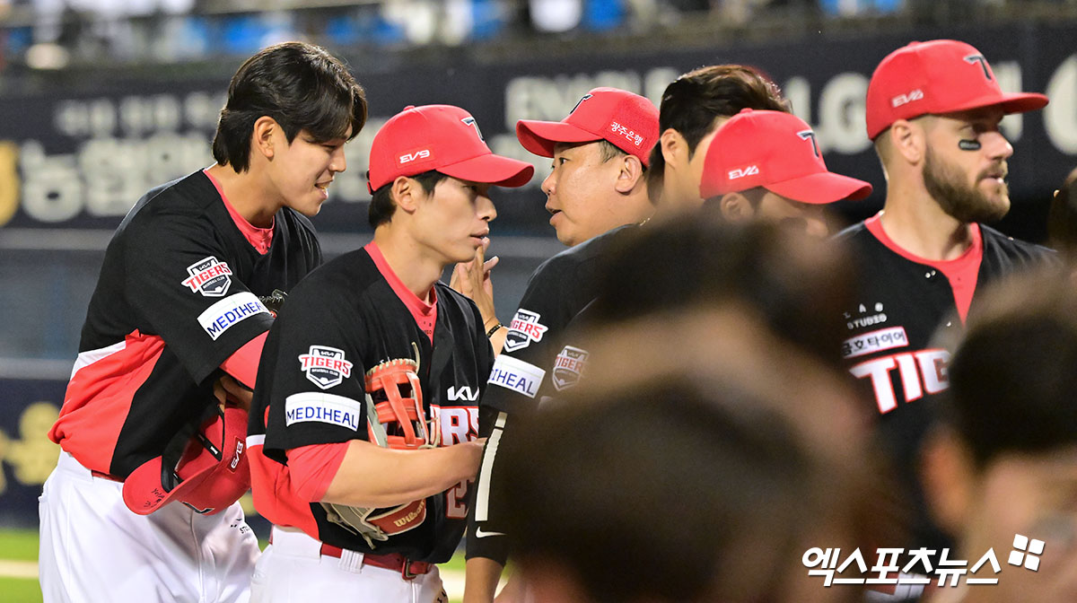 3일 오후 서울 송파구 잠실야구장에서 열린 '2025 신한 SOL Bank KBO리그' KIA 타이거즈와 두산 베어스의 경기, KIA가 양현종의 호투와 오선우의 결승타에 힘입어 두산에 11:3으로 승리했다.  이날 경기에서 승리한 KIA 이범호 감독이 선수들과 함께 기뻐하고 있다. 엑스포츠뉴스 DB