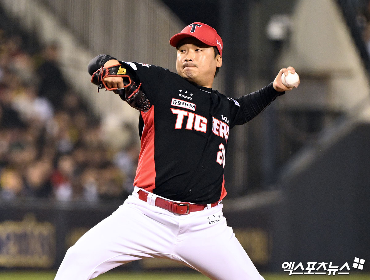 18일 오후 서울 송파구 잠실야구장에서 열린 '2025 신한 SOL Bank KBO리그' KIA 타이거즈와 두산 베어스의 경기, 6회말 1사 3루 KIA 이준영이 공을 힘차게 던지고 있다. 엑스포츠뉴스 DB